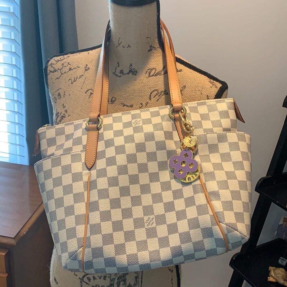 W keychain…Louis Vuitton Damier and keychain. 100 % AUTHENTIC. Comes with box